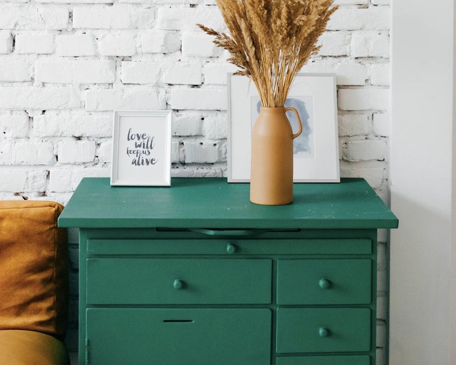 DRAWERS WITH A VASE